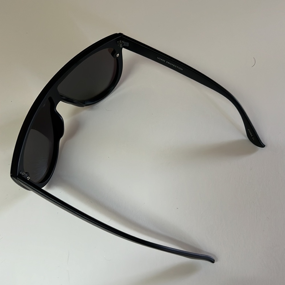Polarized Lense Men’s Sunglasses - Picture 2 of 4